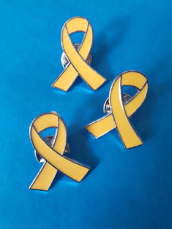 Gelbe Schleife Anstecker Pin emailliert - SET 10 STÜCK - SPARPREIS – Bild 3